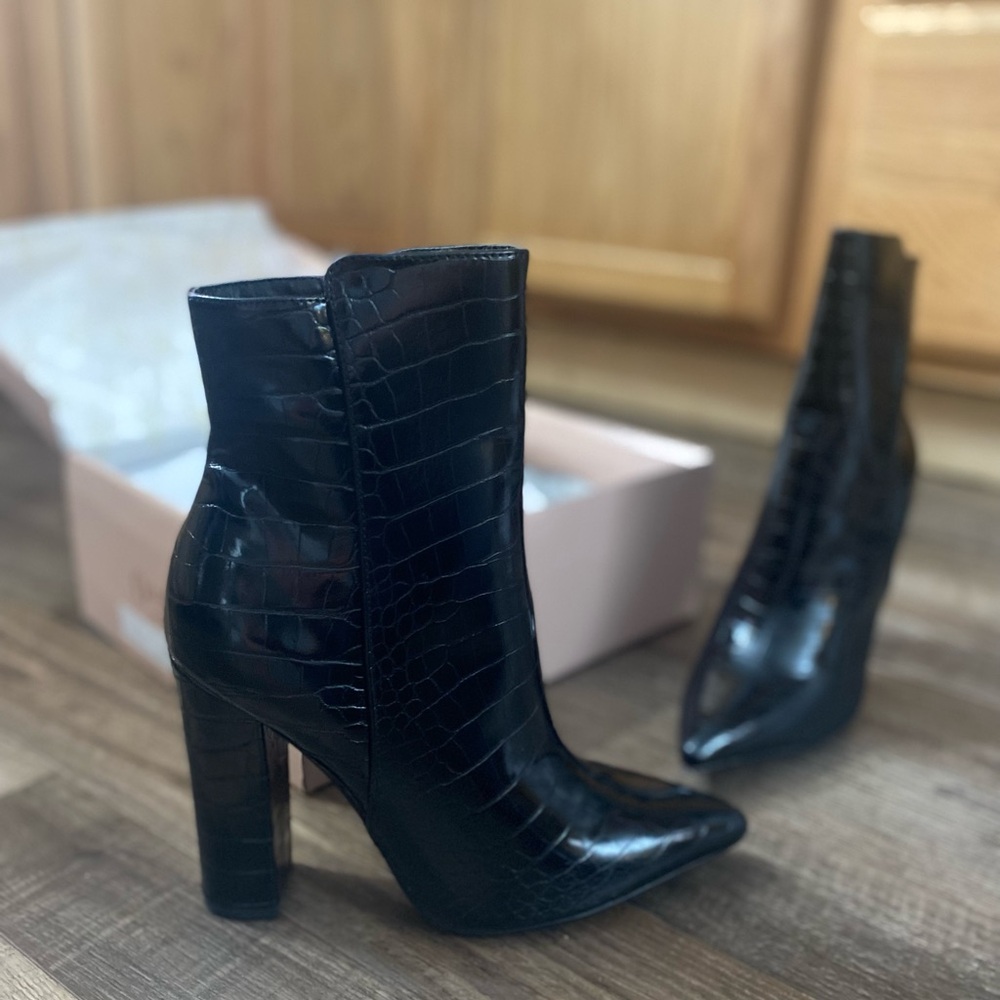 Elegant Black Croc-Embossed Ankle Boots